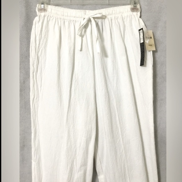 NWT~Club Z Collection White Capri Pants with Applique - Size Medium - Picture 2 of 8